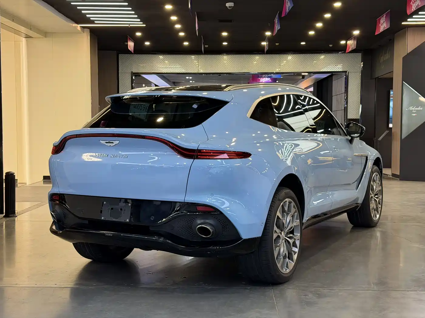 ASTON MARTIN DBX