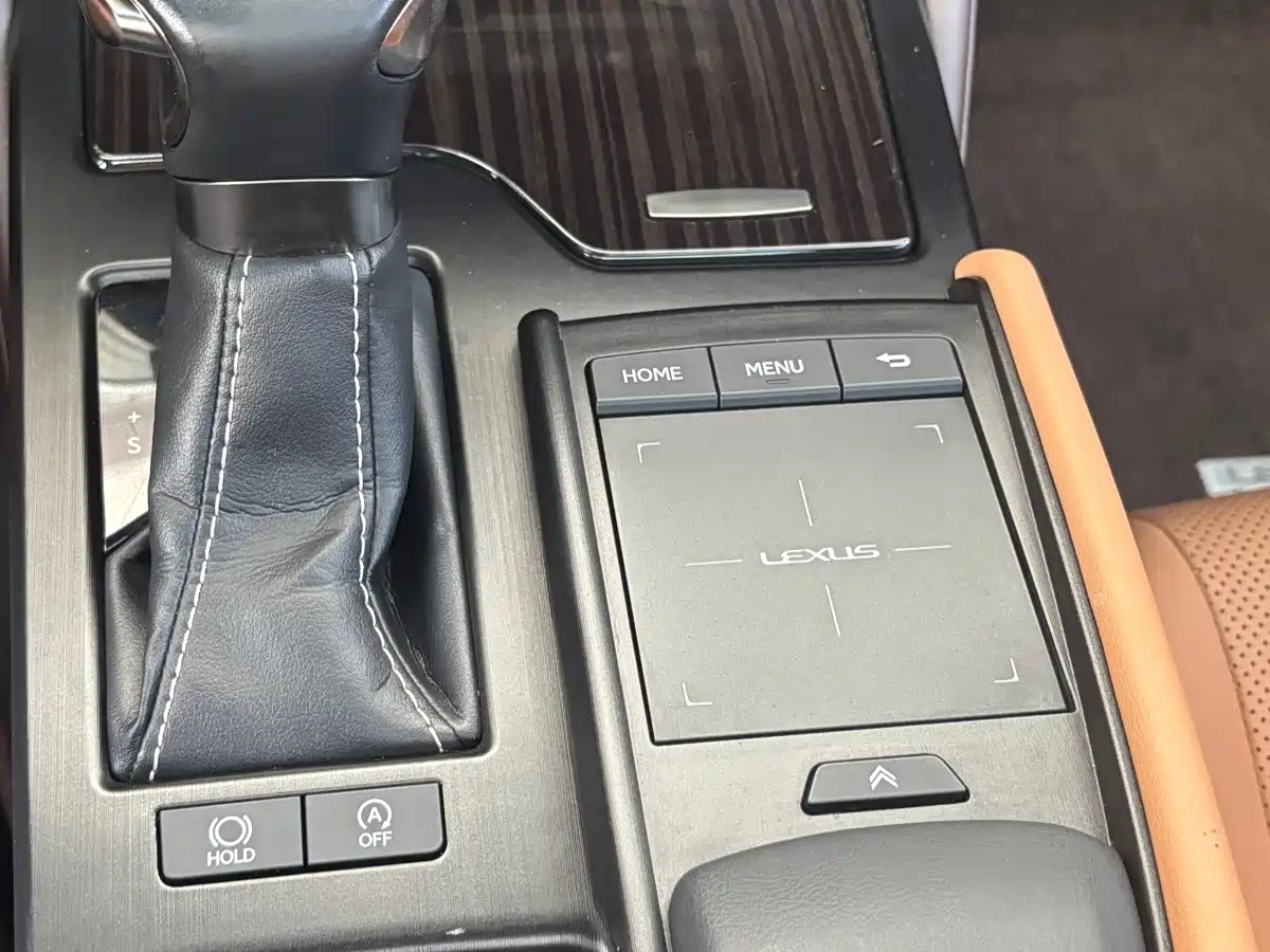 Photo 18 - Lexus ES