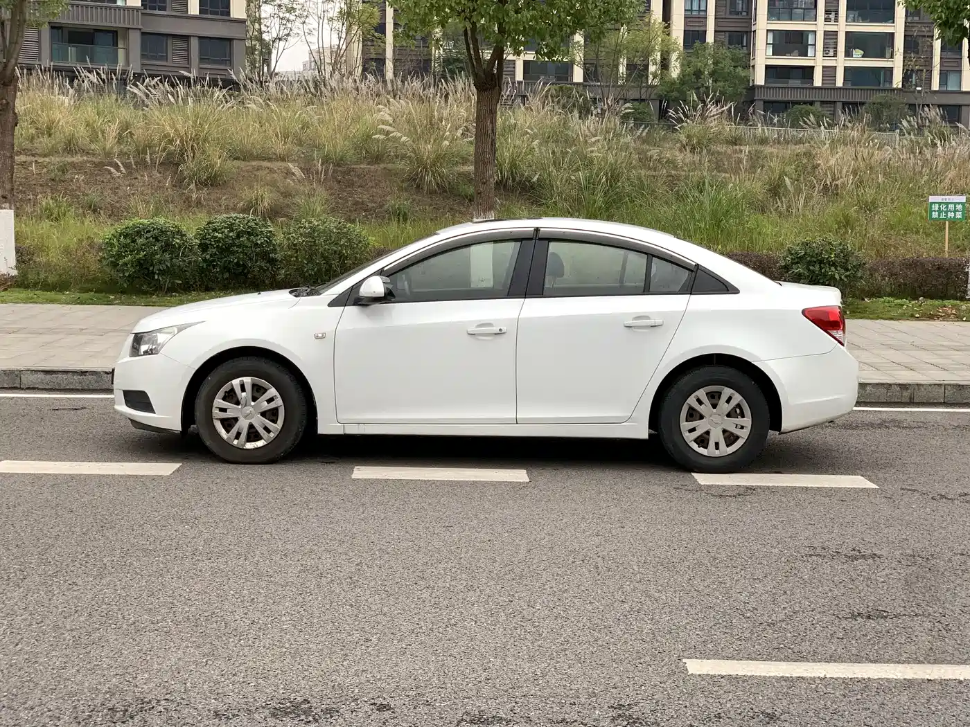 Chevrolet Cruze 2013 1.6L SL Sunroof MT фото 2