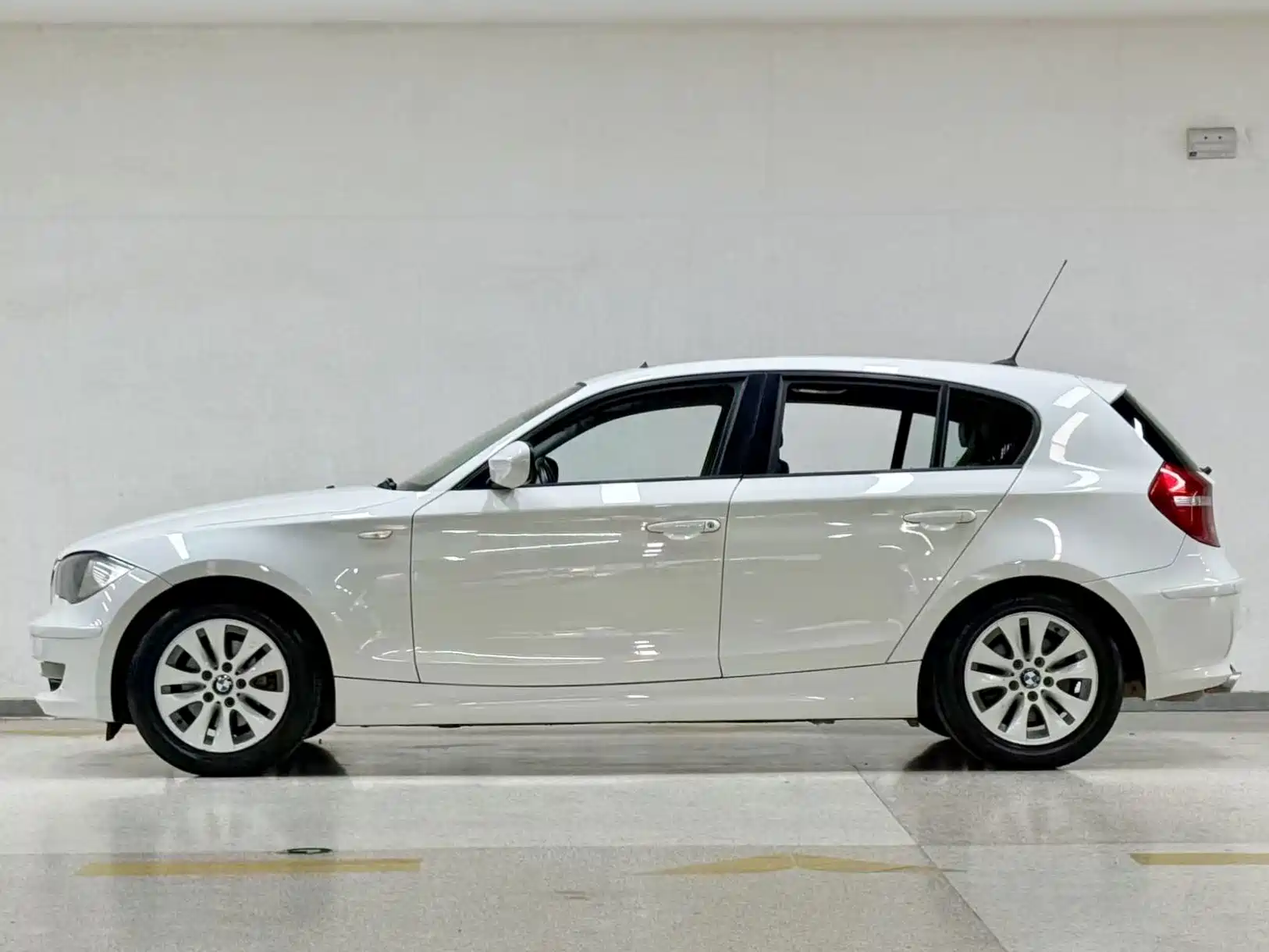 Photo 10 - BMW 1 Series (Import)