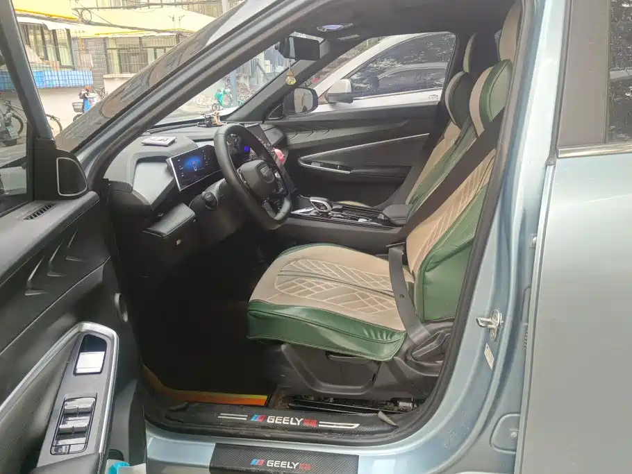 صورة 9 - Geely Atlas