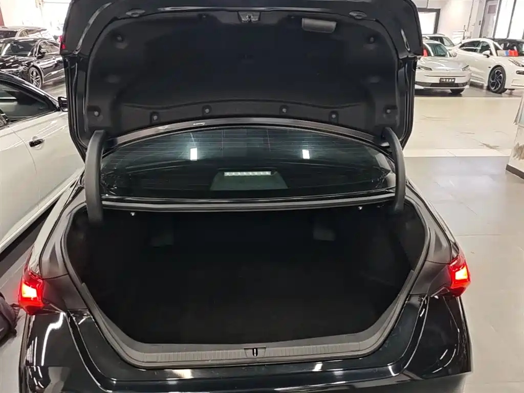 Toyota Avalon 2022 2.0L XLE Premium фото 19