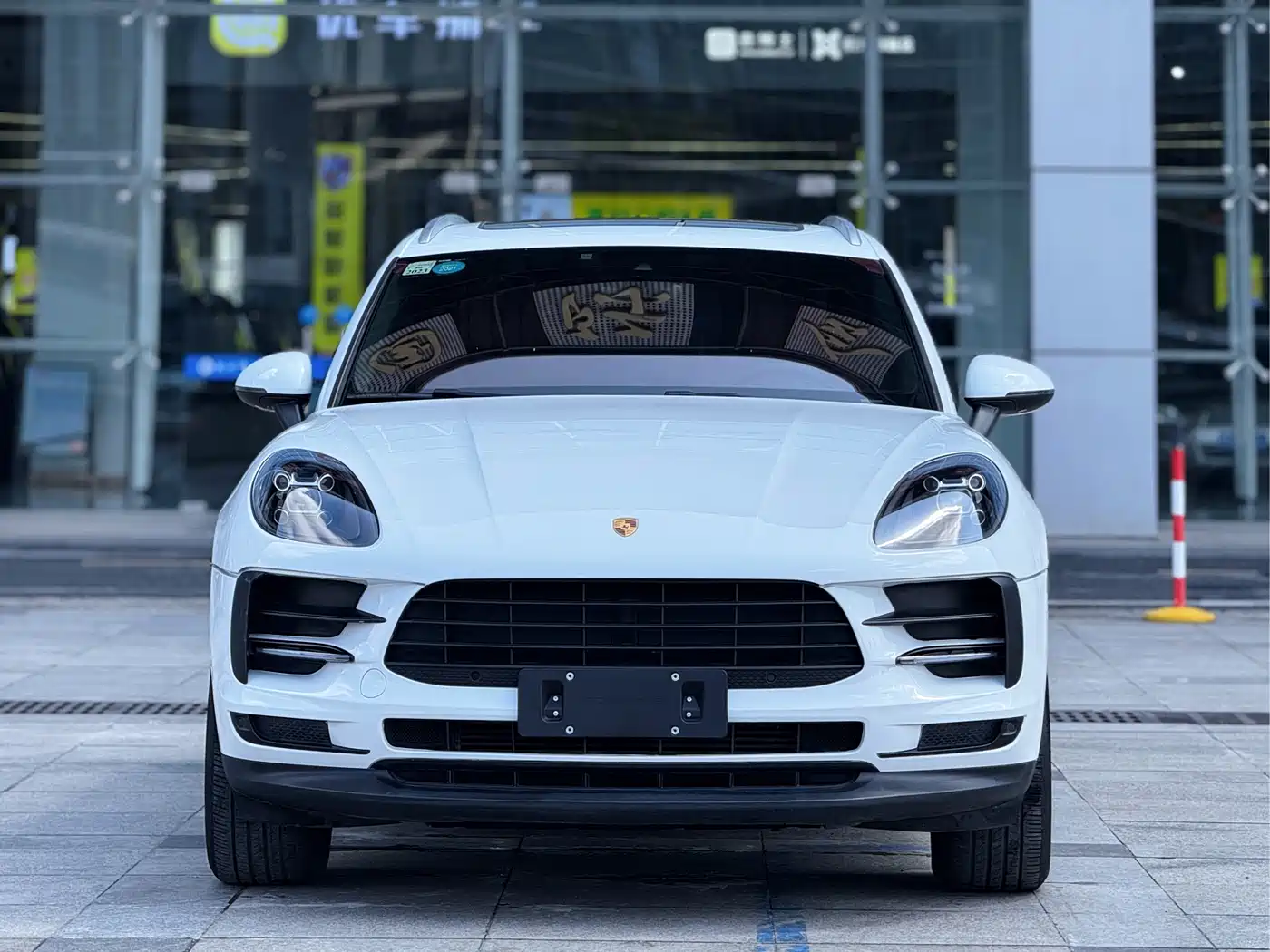 PORSCHE MACAN