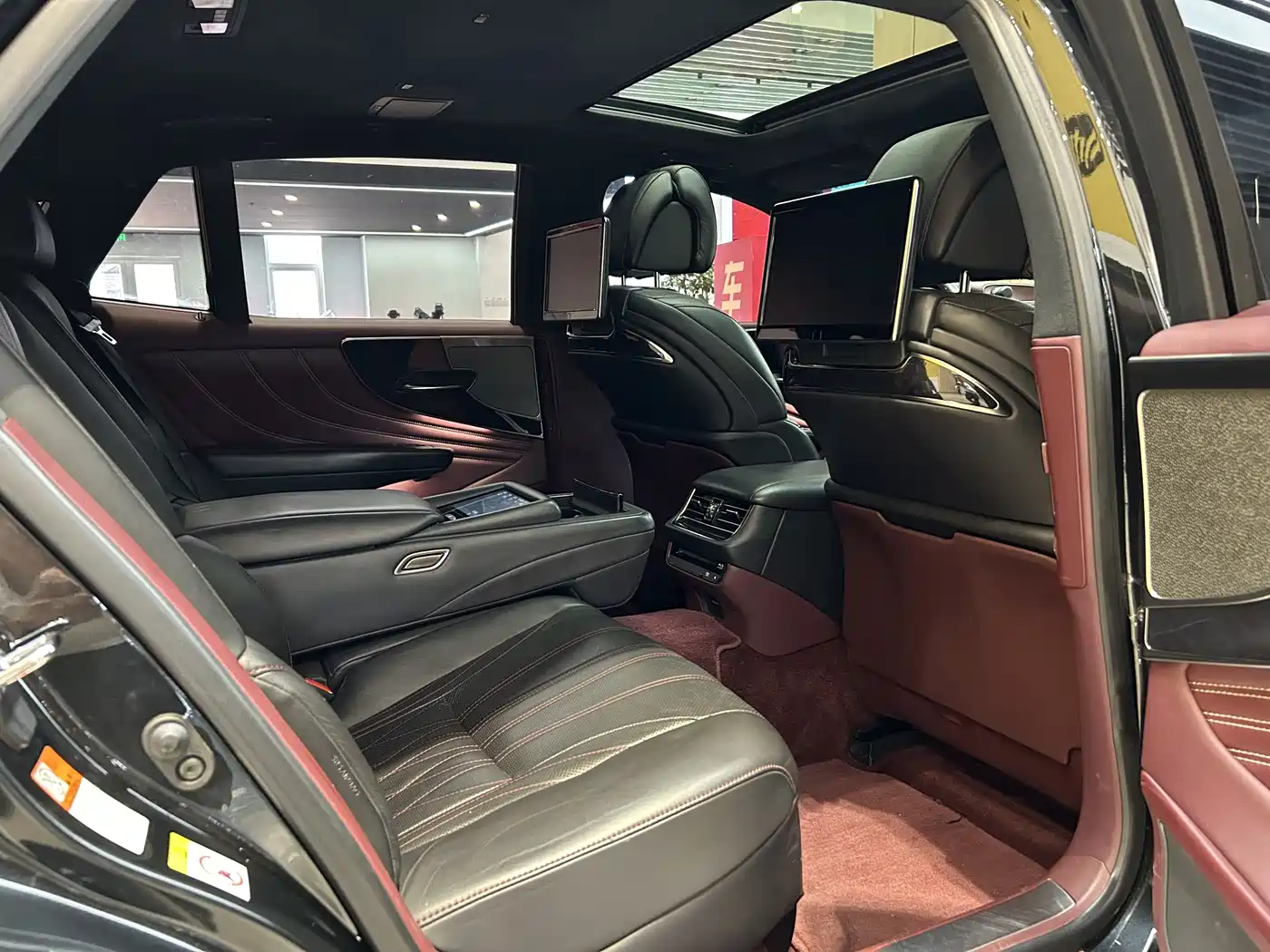 Lexus LS 2018 500h Executive Edition China V фото 16