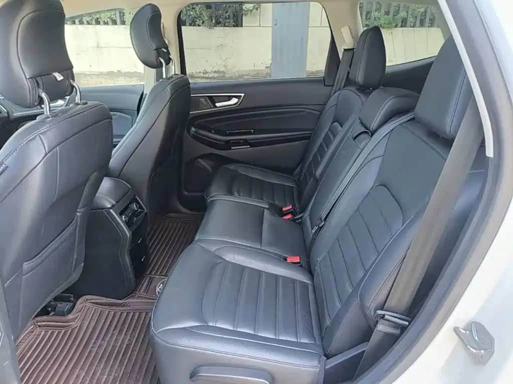 Фото 13 - Ford Edge