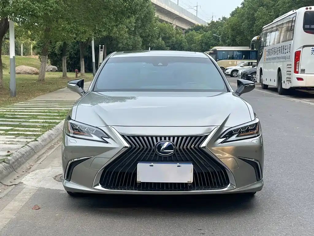 Фото 3 - Lexus ES