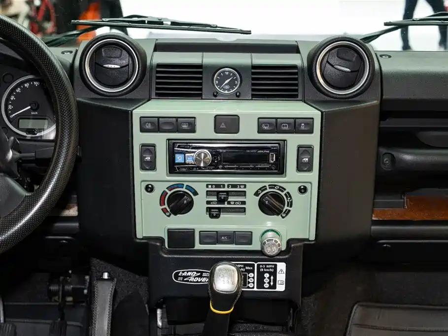 Land Rover Defender фото 12
