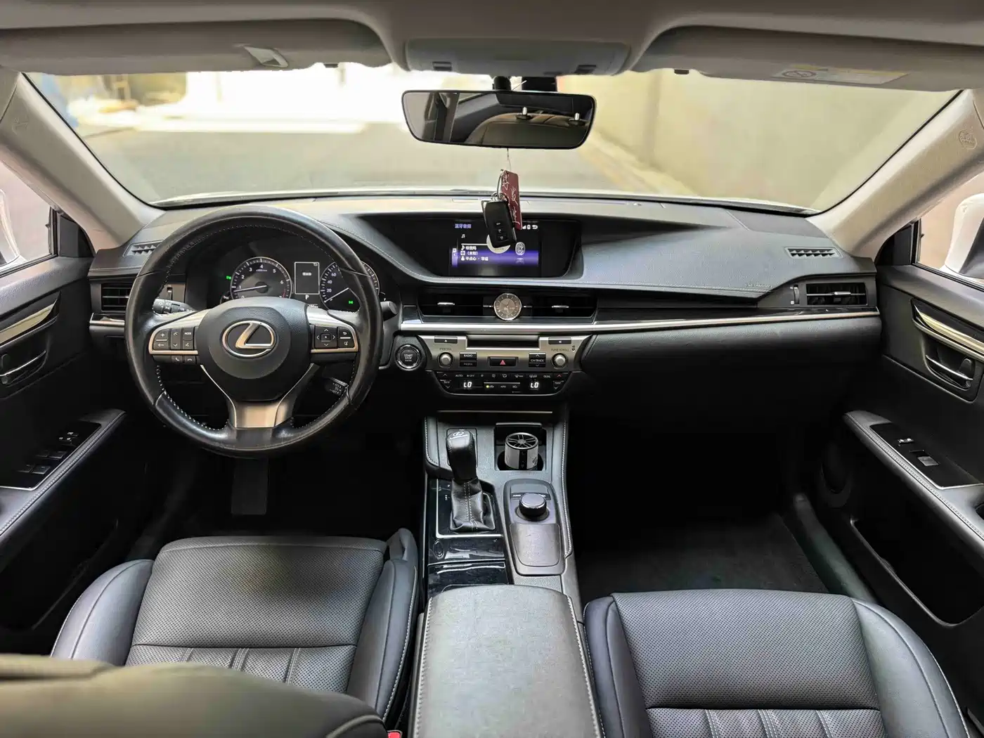 Фото 14 - Lexus ES