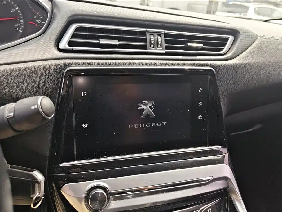 Peugeot 308 2018 1.6L Auto Luxury Edition фото 13