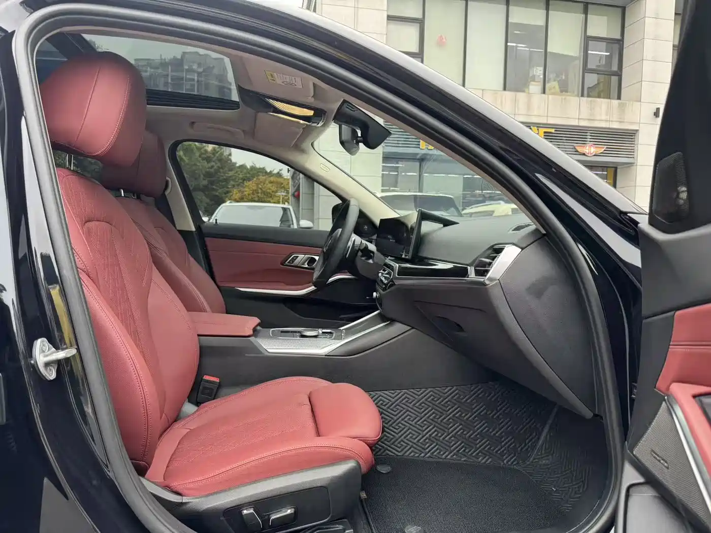BMW 3 Series 2024 325Li M Sport Shadowline Package фото 4