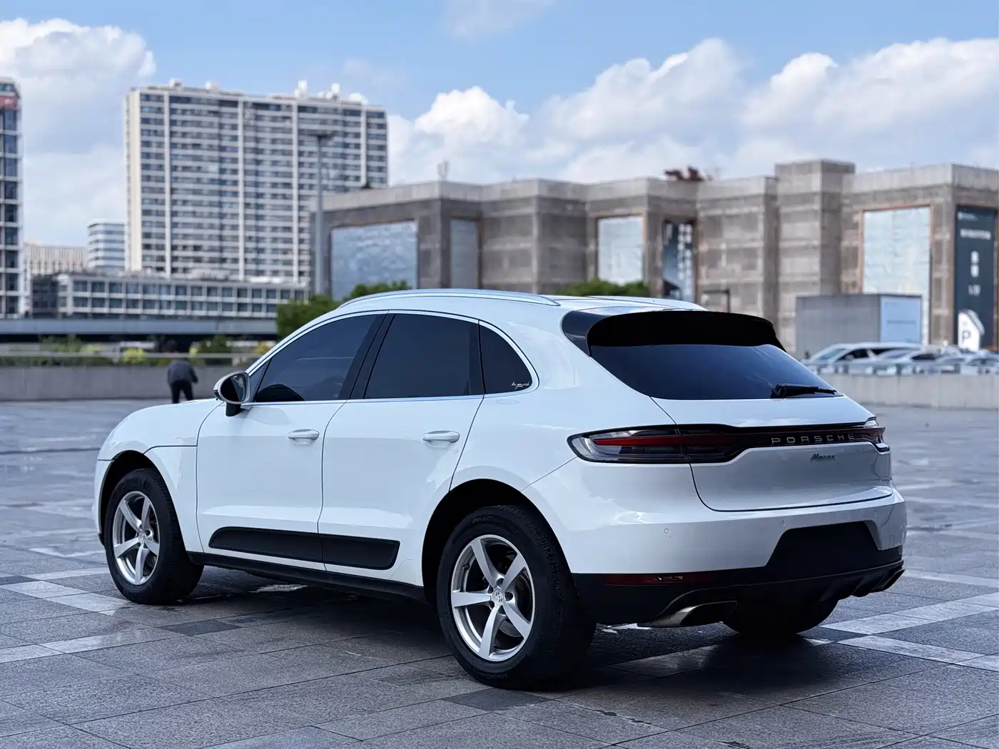 PORSCHE MACAN