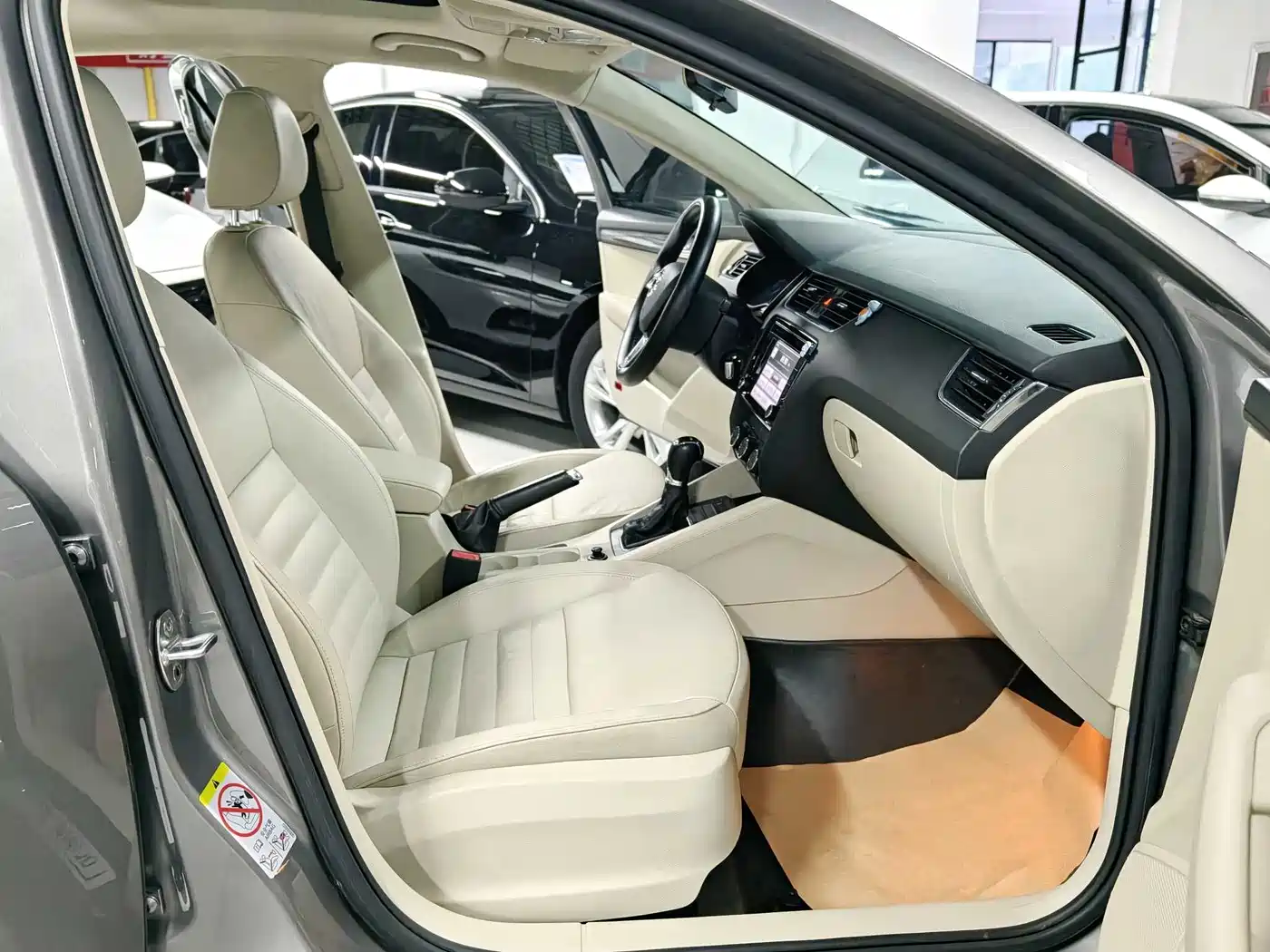 Škoda Octavia 2016 1.6L Automatic Smart Edition фото 9
