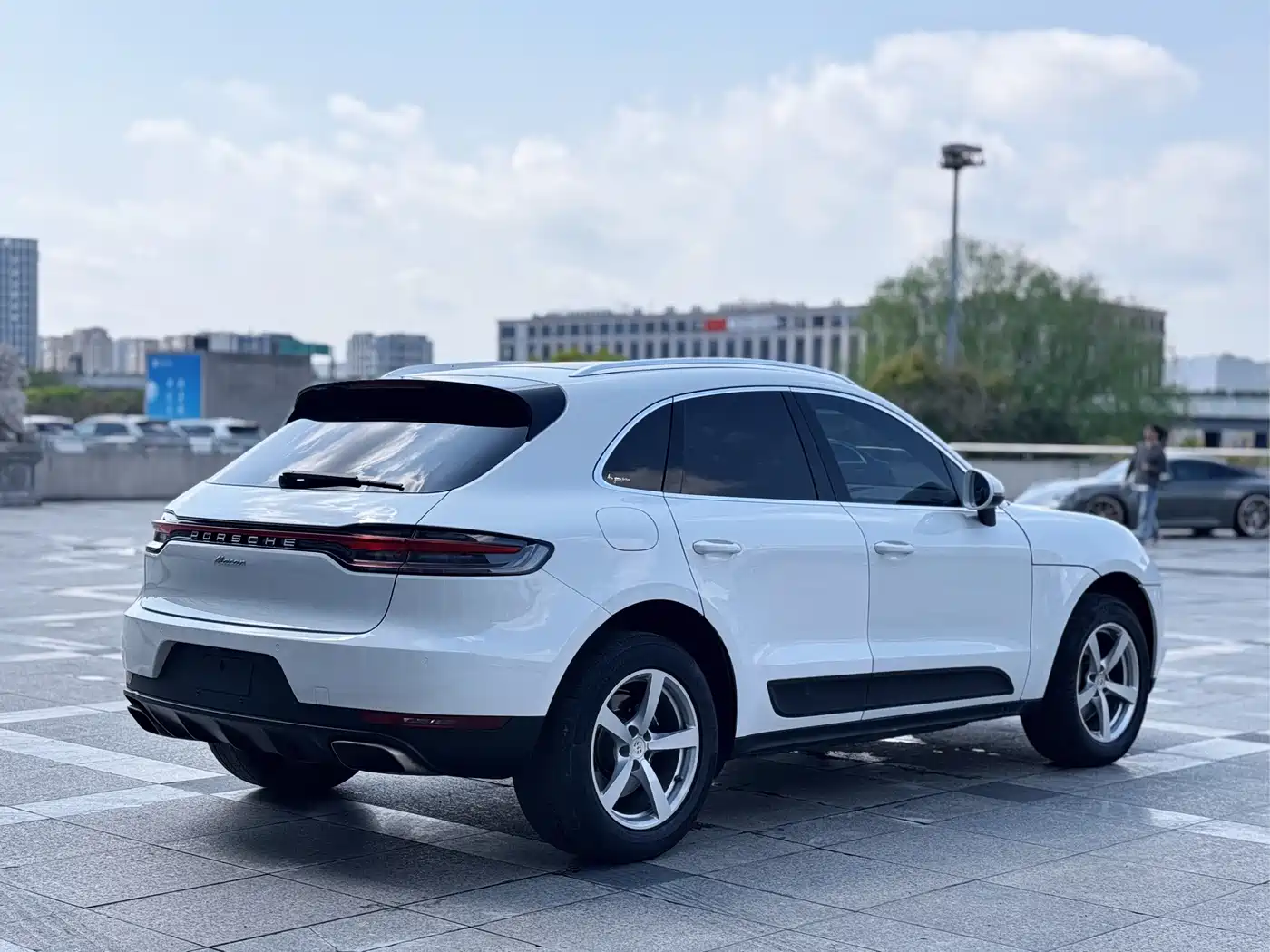 PORSCHE MACAN