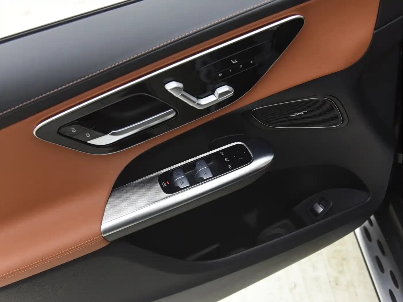 Mercedes-Benz GLC 2023 GLC 300 L 4MATIC Sport 5-Seater фото 11