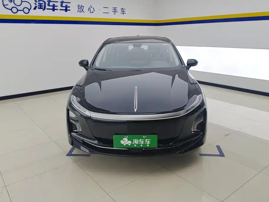 Photo 2 - Hongqi E-QM5