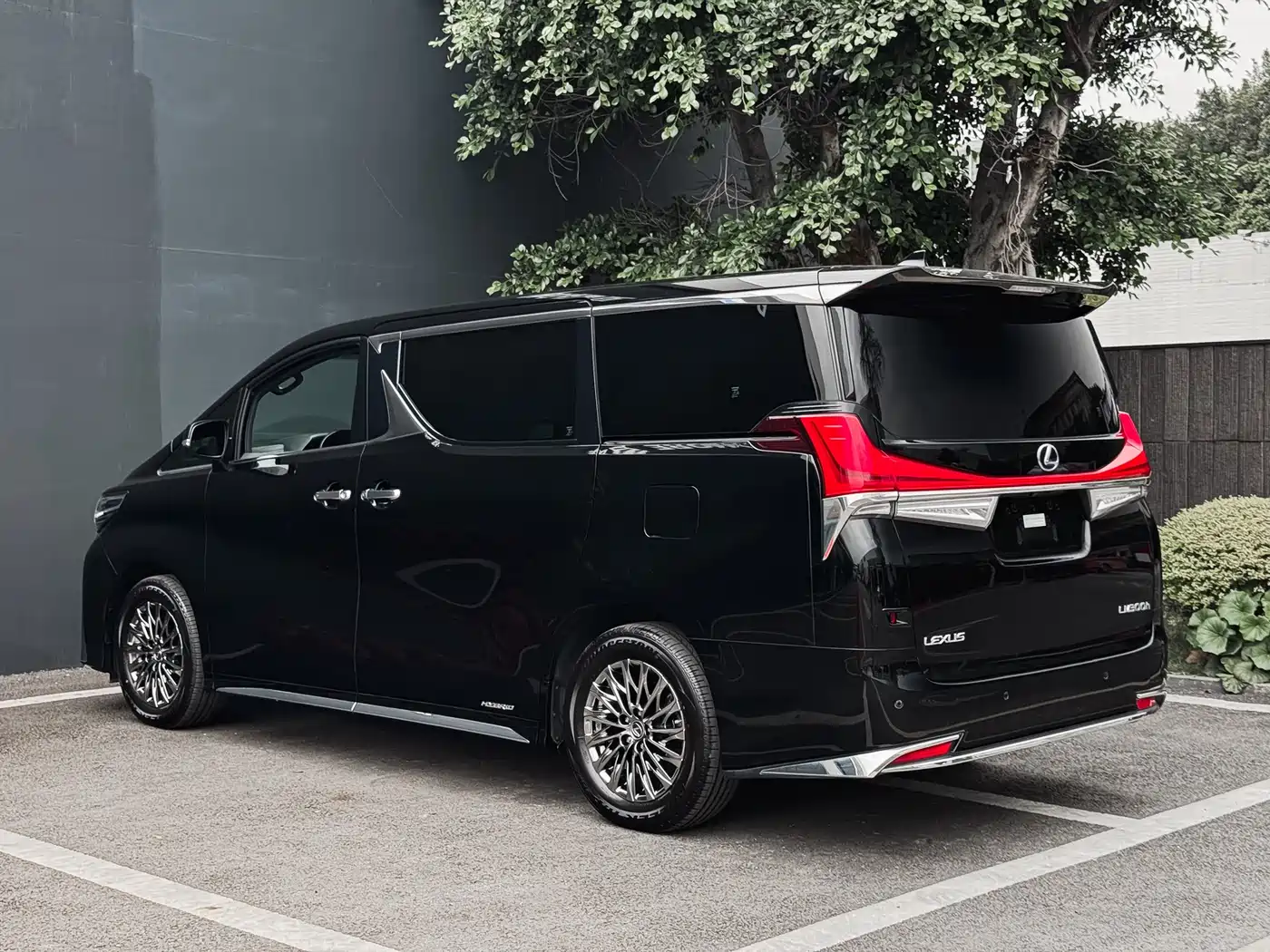 Lexus LM 2020 300h Seven-Seater Elegance Edition фото 7