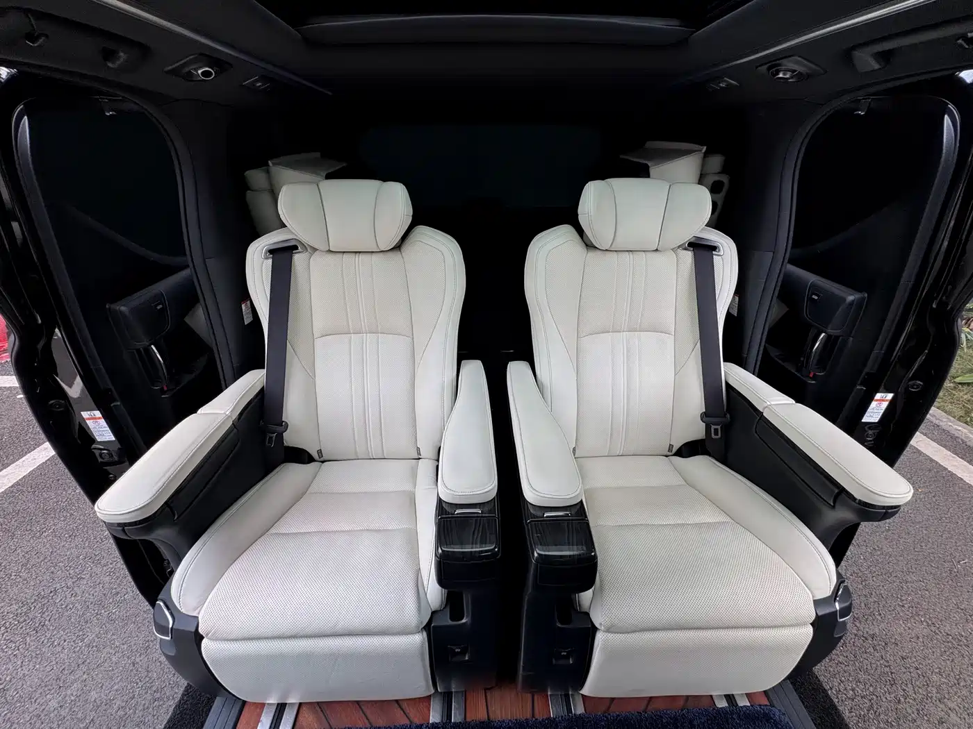 Lexus LM 2020 300h Seven-Seater Elegance Edition фото 17