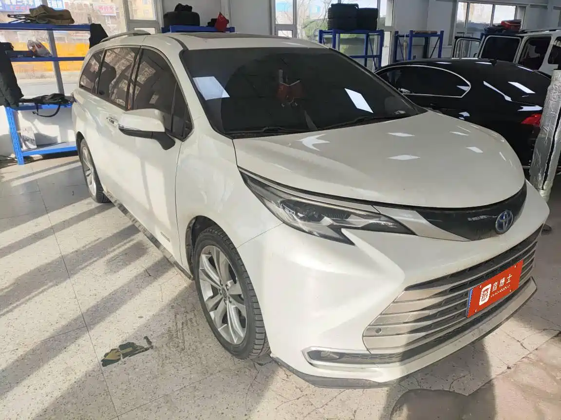 Toyota Sienna 2023 2.5L Hybrid Premium Edition фото 2