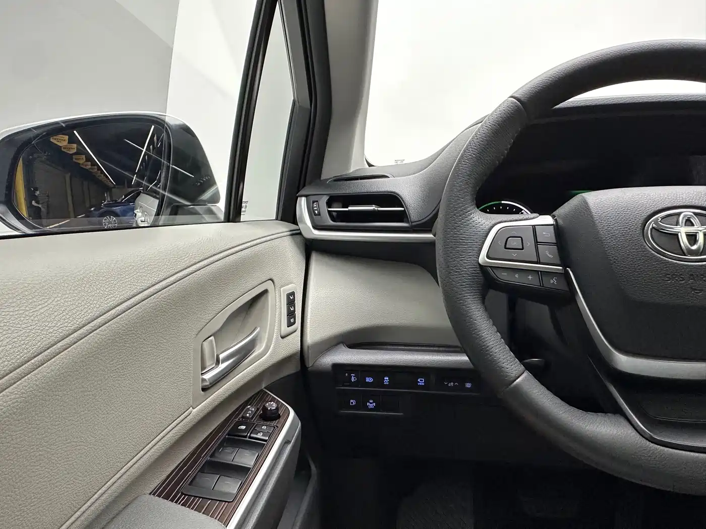 Toyota Granvia 2023 2022 2.5L Hybrid Premium Edition