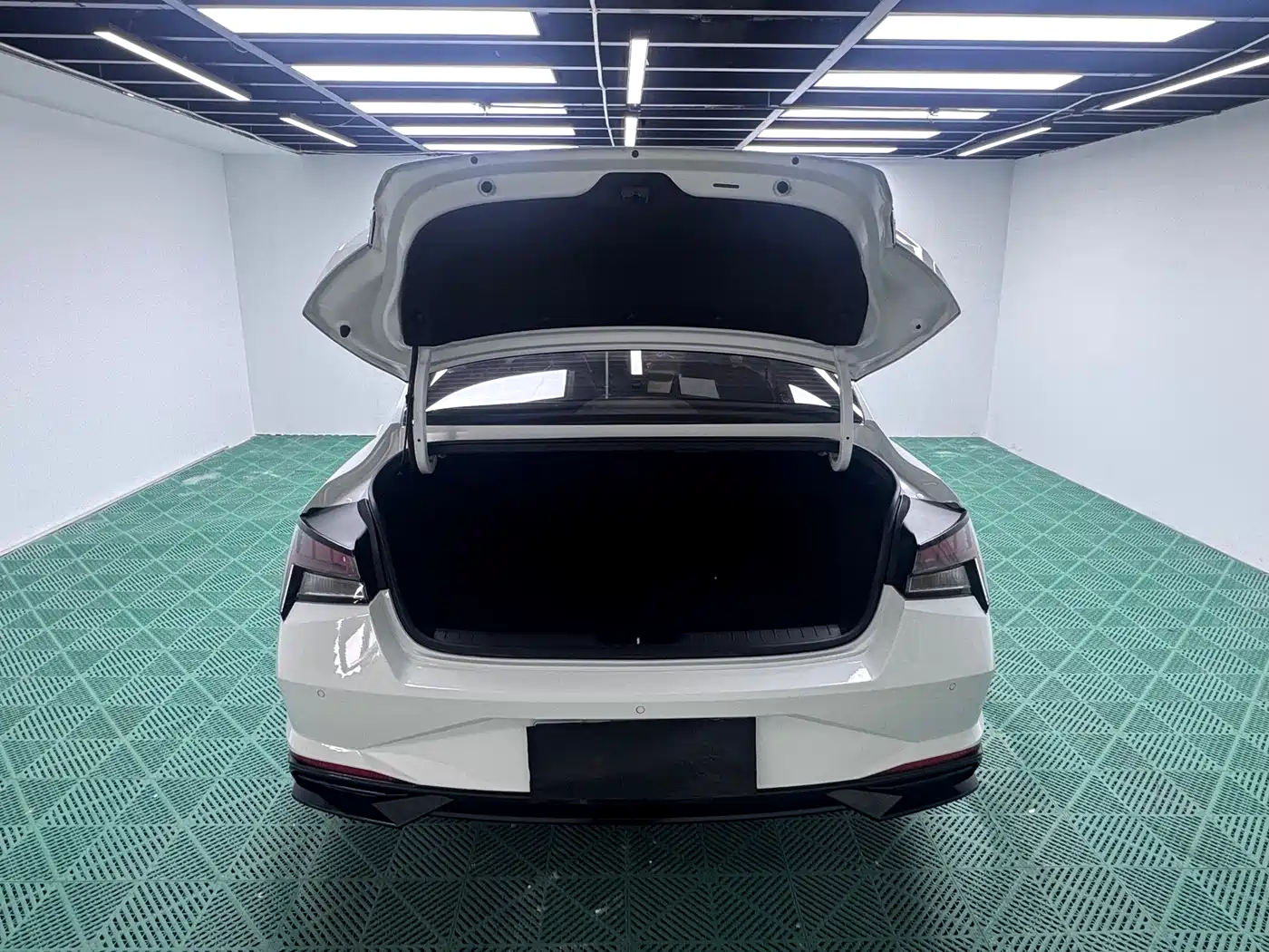 Hyundai Elantra 2022 1.5L CVT LUX Premium Edition фото 7
