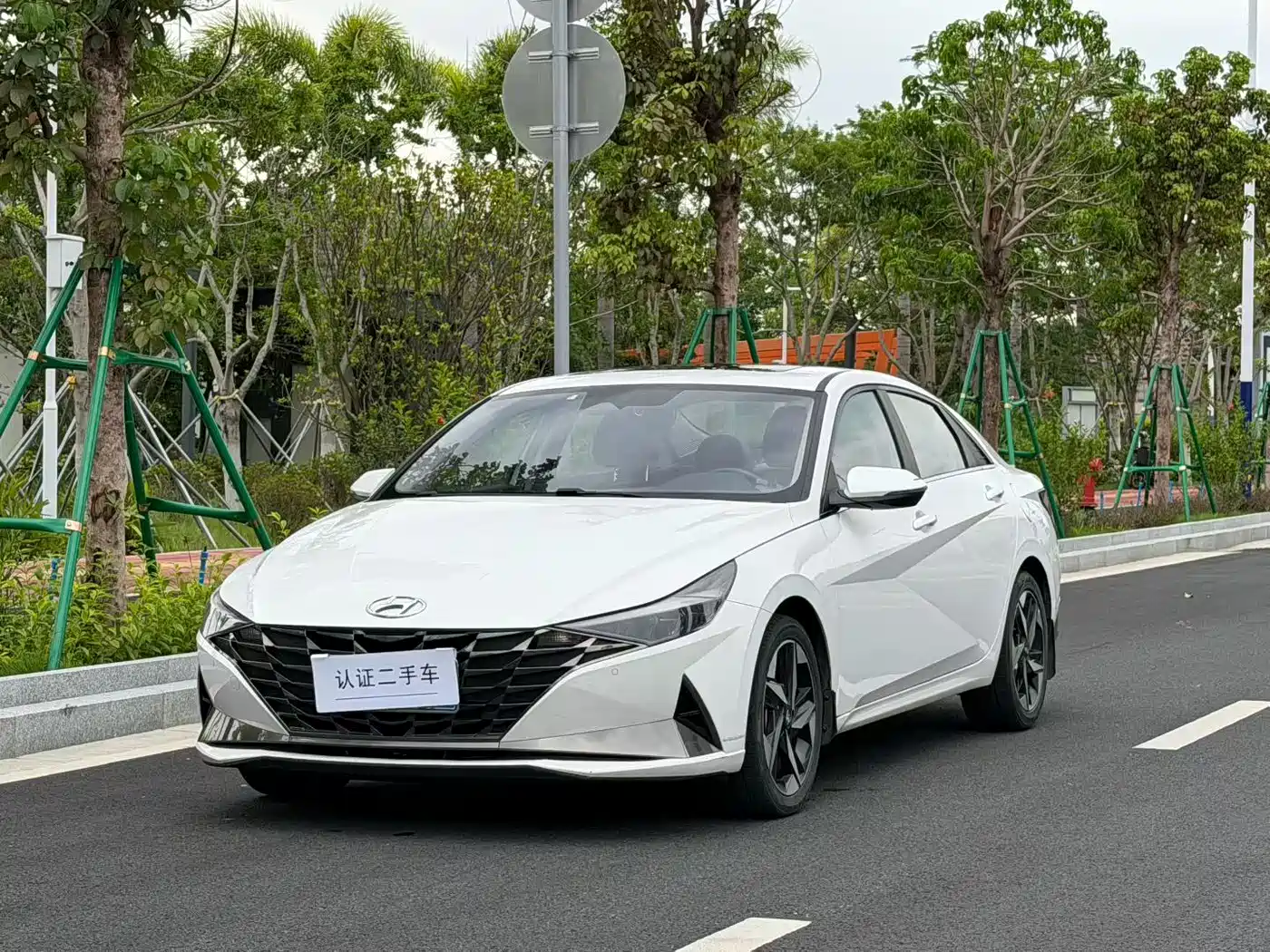 Hyundai Elantra 2021 1.5L CVT LUX Premium Edition