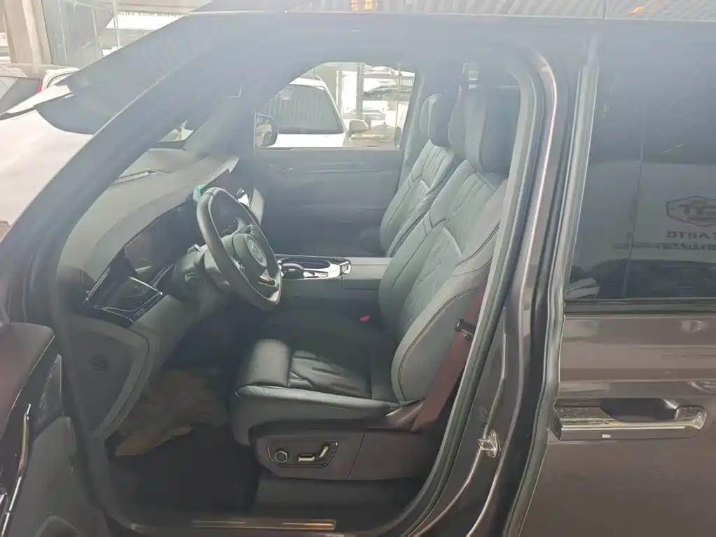 ZEEKR 009 2025 2024 6-seat Executive AWD 108kWh