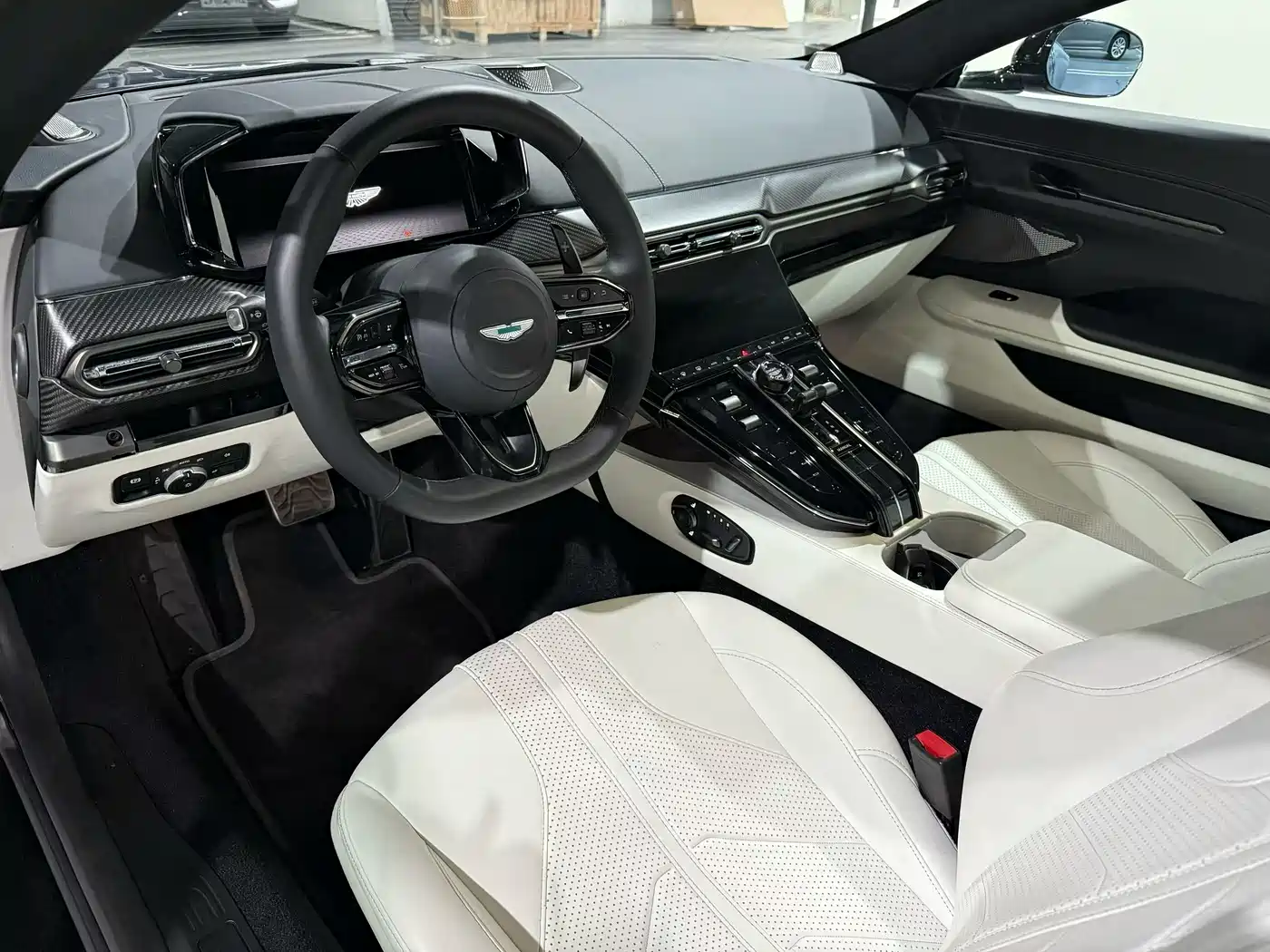 Aston Martin V8 Vantage 2024 4.0T V8 Coupe фото 6