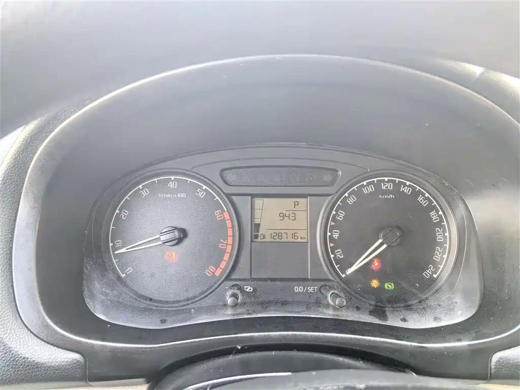 Škoda Fabia 2011 1.4L Automatic Crystal Elegance Edition фото 18