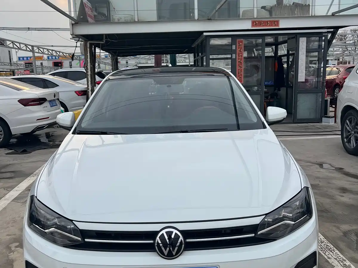 VOLKSWAGEN POLO