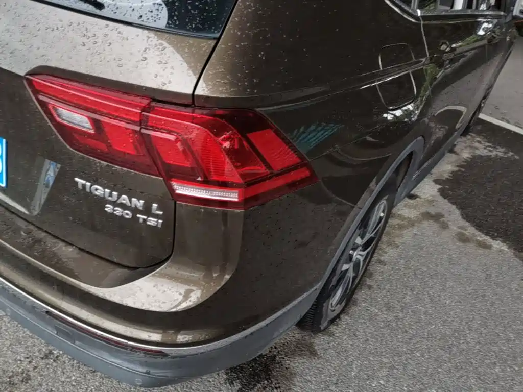 Photo 8 - Volkswagen Tiguan L