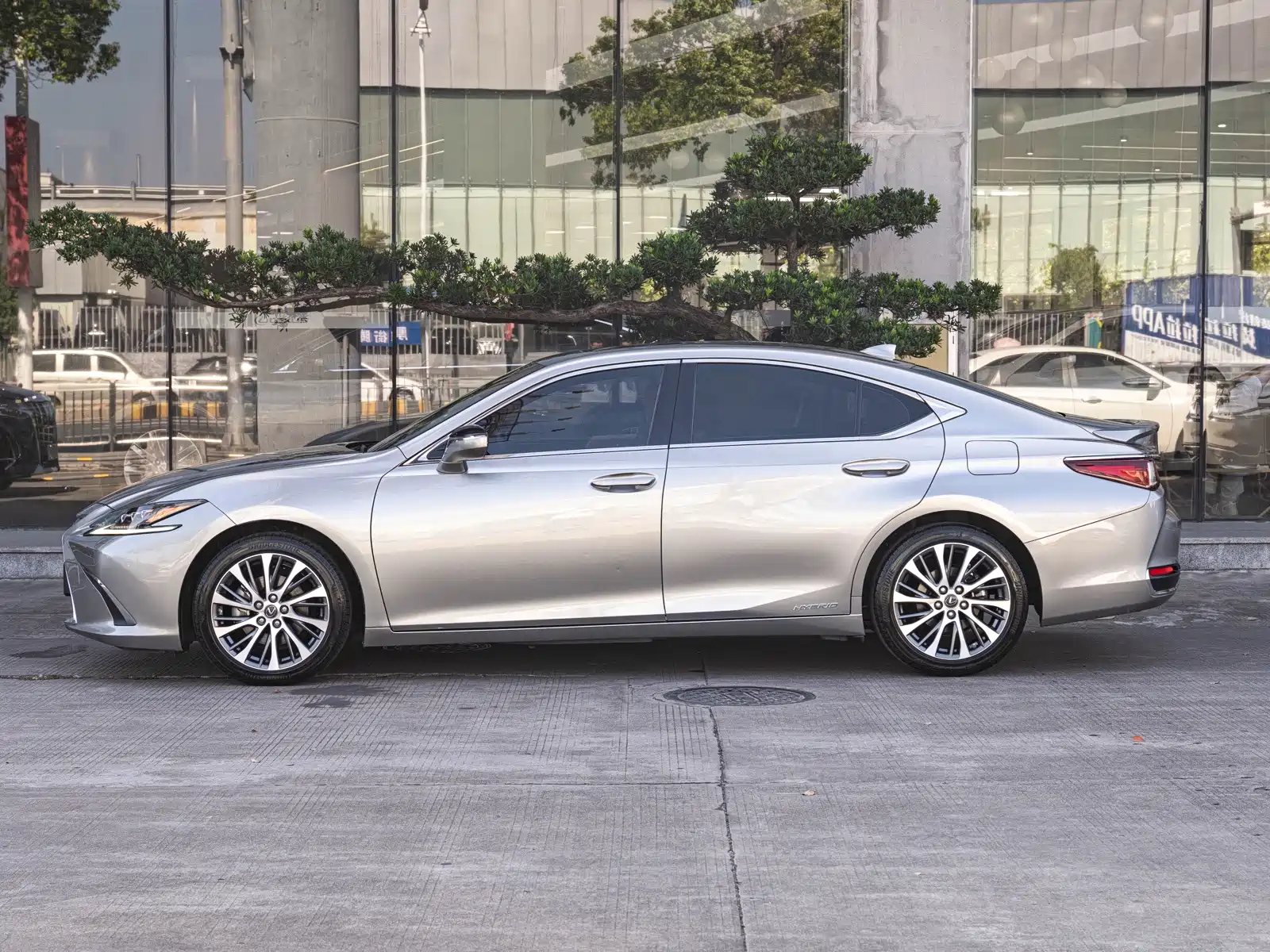 Photo 4 - Lexus ES