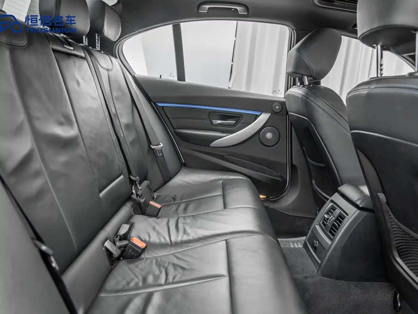 BMW 3 Series 2018 320i M Sport Black Night Edition фото 15