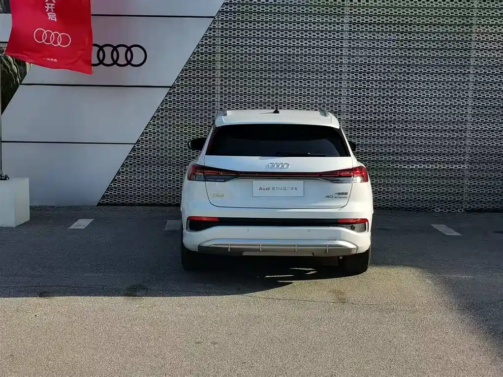AUDI Q4 E TRON
