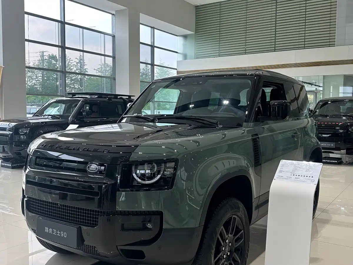 Land Rover Defender 2026 Model 90 2.0T P300 S фото 2