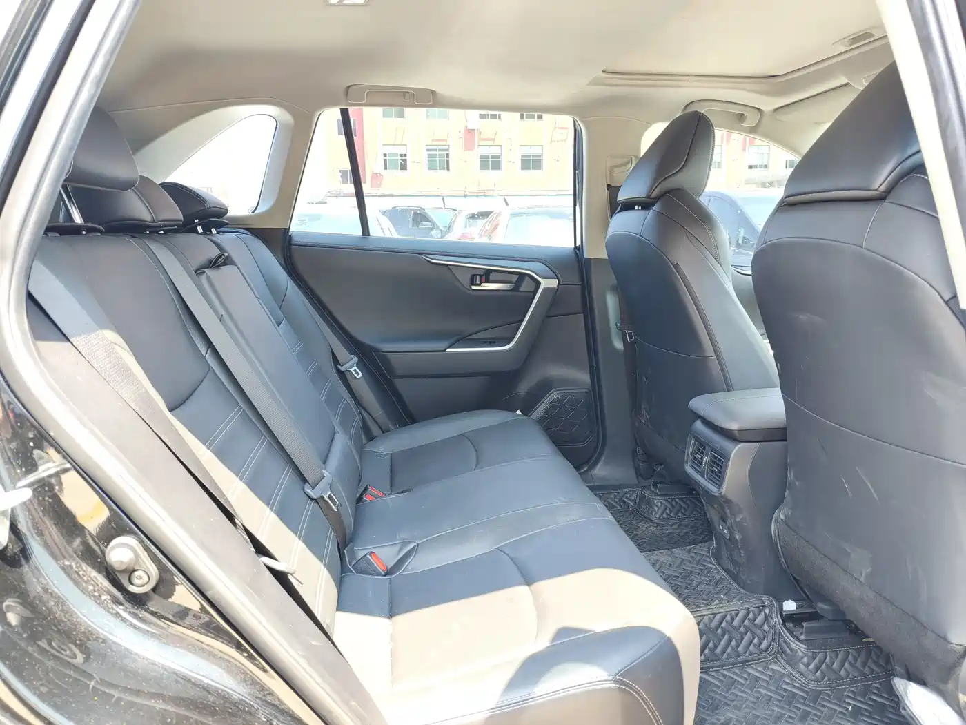 Toyota Wildlander 2022 2.0L CVT FWD Luxury PLUS Edition фото 15