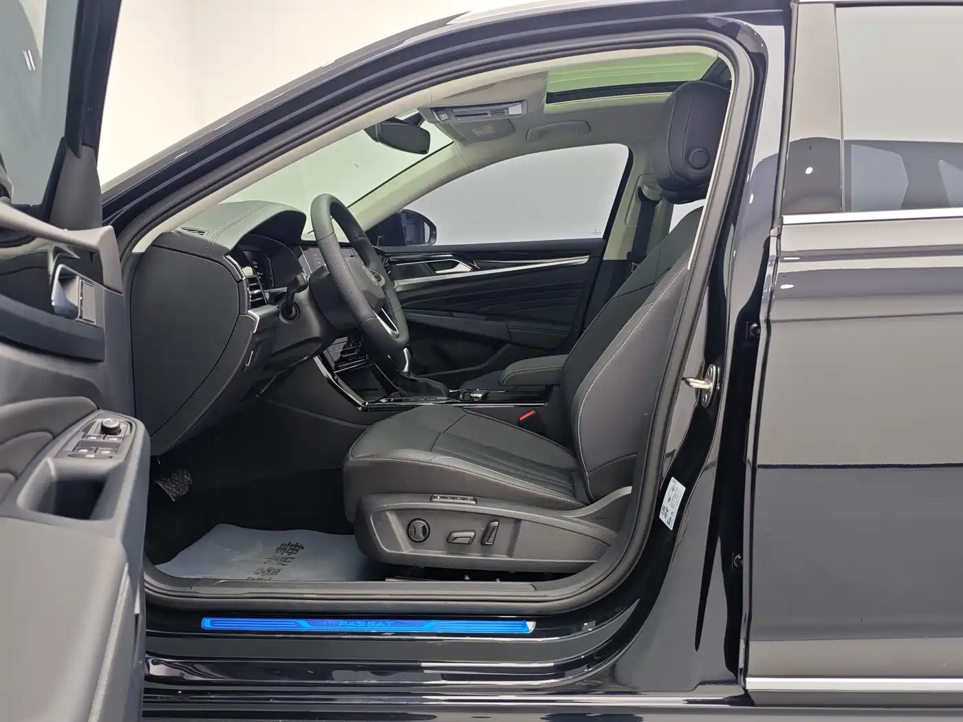 Volkswagen Passat 2025 Outstanding 380TSI Starlight Dragon Soaring Edition фото 17