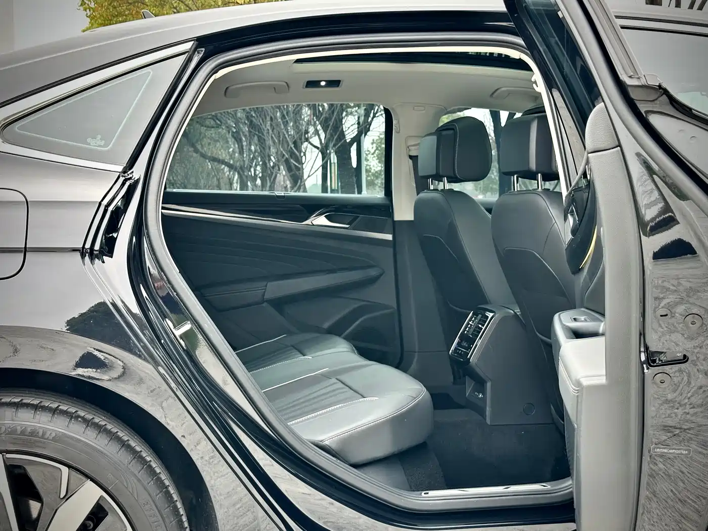 Volkswagen Passat 2024 380TSI Luxury фото 11