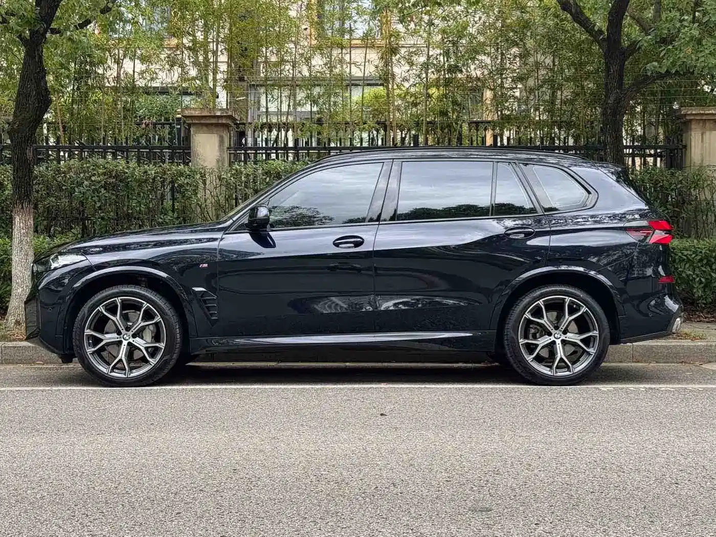 BMW X5 2025 2025 Model xDrive 30Li Exclusive M Sport Blackout Package