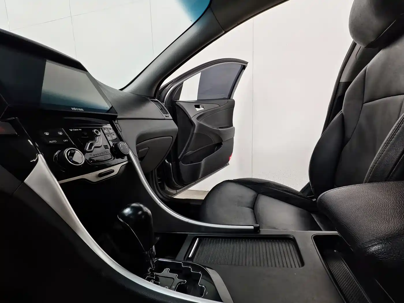 Hyundai Sonata 2011 2.0L Automatic Luxury фото 12
