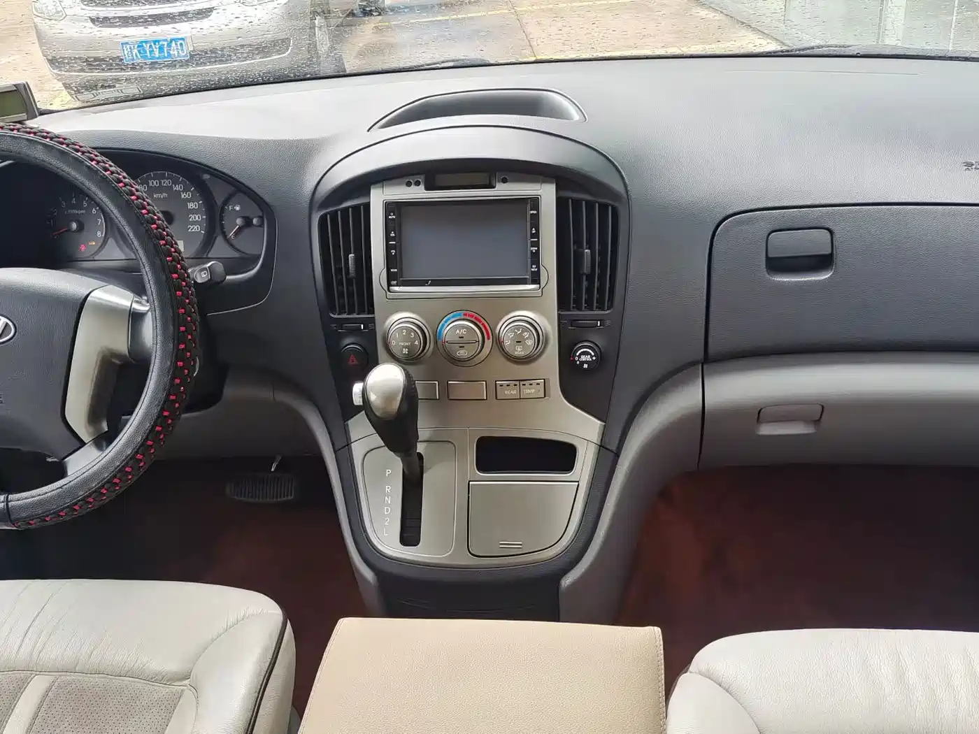 Hyundai H-1 Grand Starex 2011 2.4L Luxury Edition фото 3