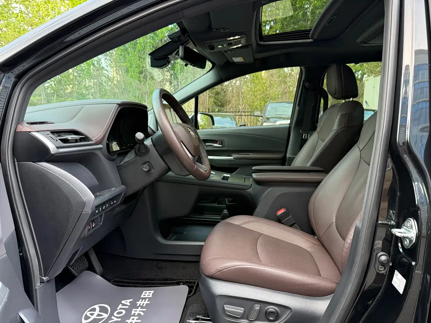 Toyota Granvia 2023 2.5L Hybrid Flagship VIP Edition фото 7