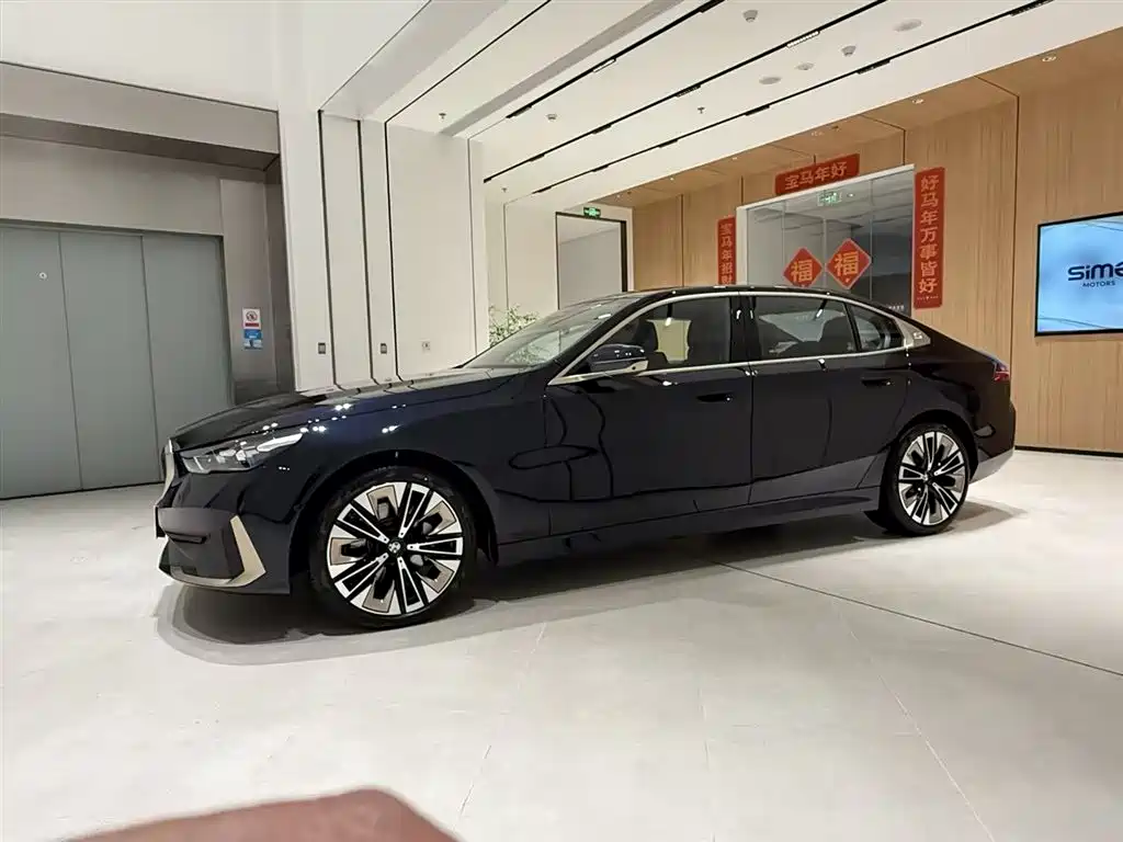 BMW 5 Series 2024 530Li Premium Luxury Package фото 3