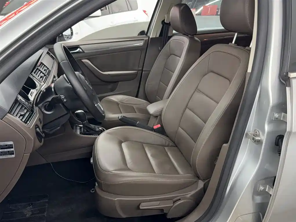 Volkswagen Bora 2014 1.6L Automatic Comfort Edition фото 8