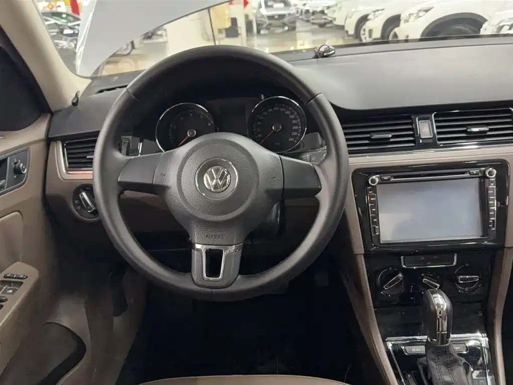 Volkswagen Bora 2014 1.6L Automatic Comfort Edition фото 3