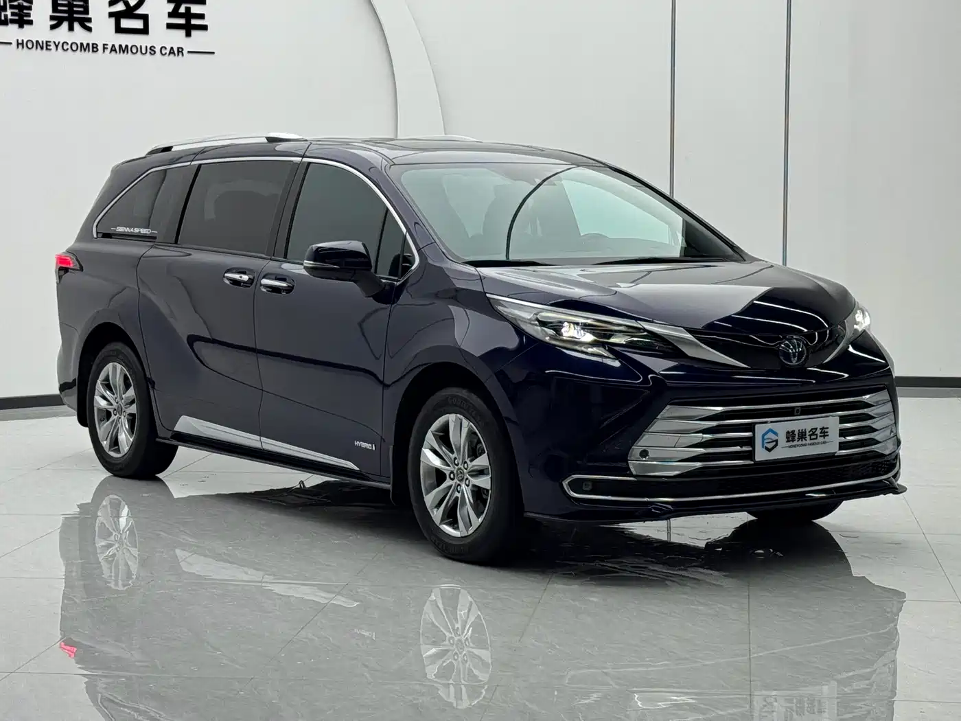 Toyota Sienna 2021 2.5L Hybrid Platinum Edition фото 3