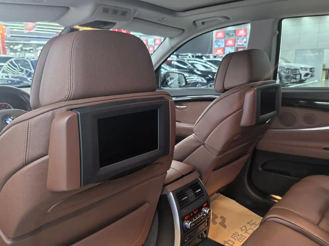 BMW 5 Series GT 2011 535i xDrive Luxury Model фото 17