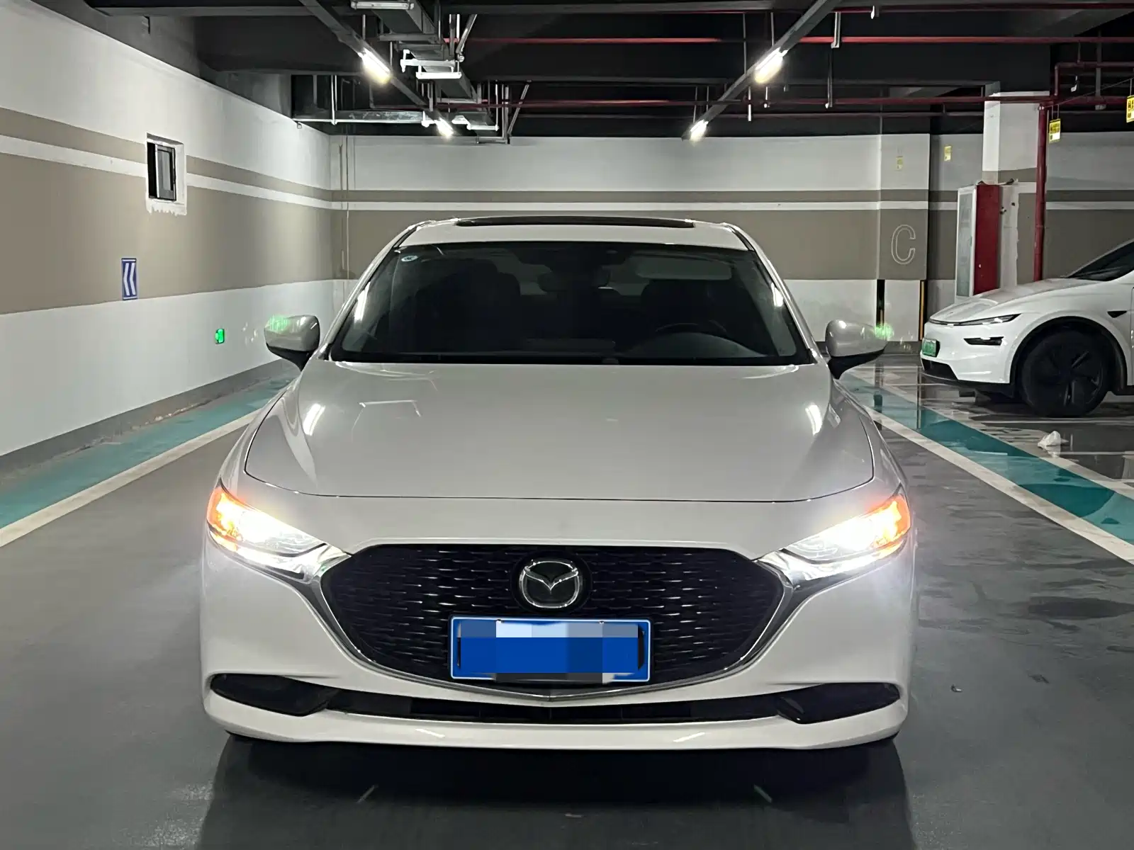 Photo 2 - Mazda Mazda 3