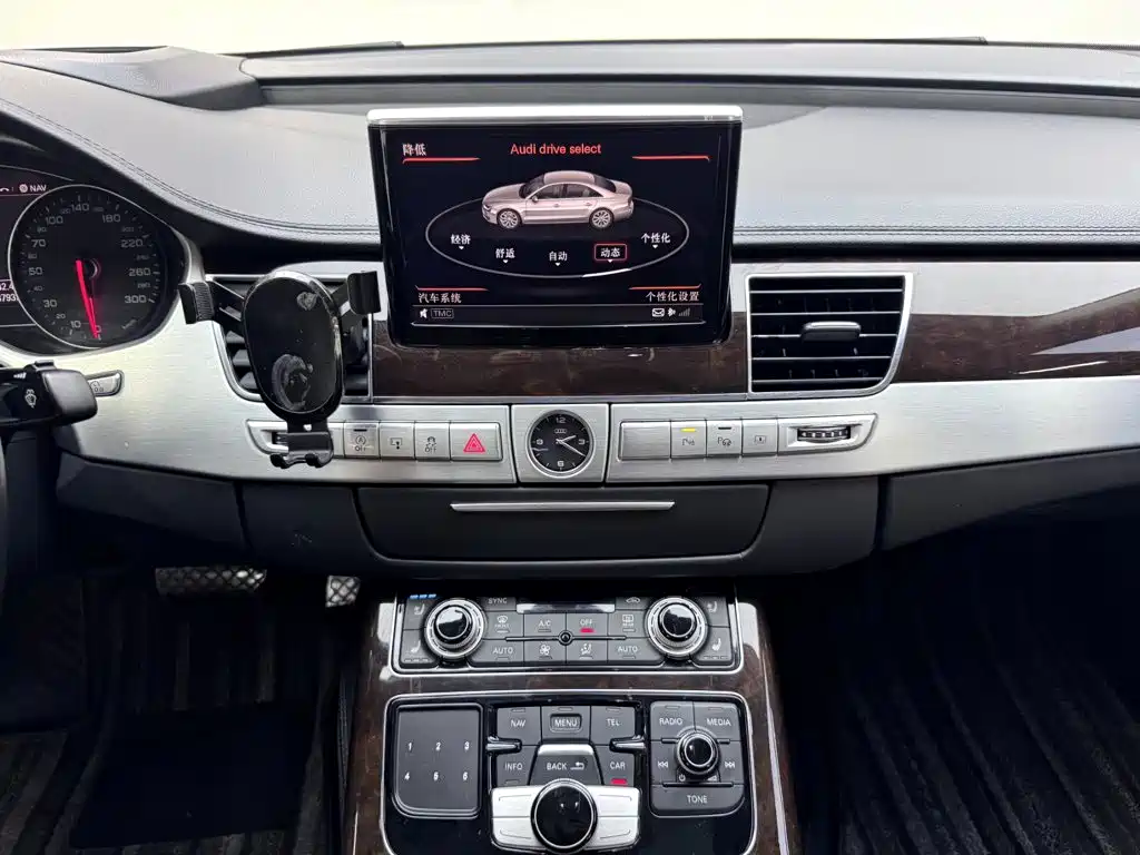 Photo 15 - Audi A8