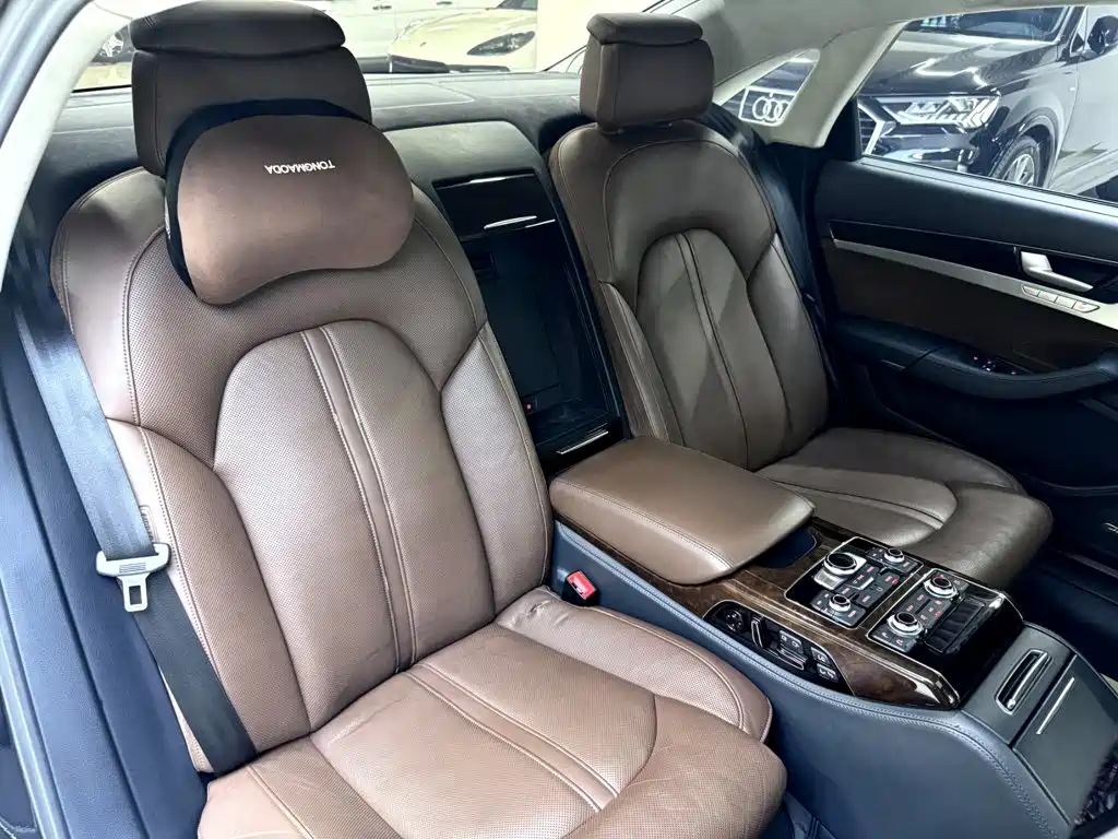 Photo 22 - Audi A8