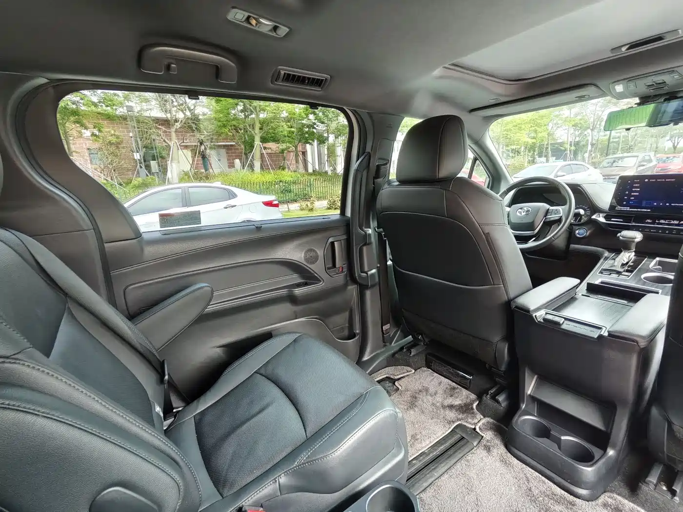 Toyota Sienna 2021 2.5L Hybrid Premium Edition фото 16